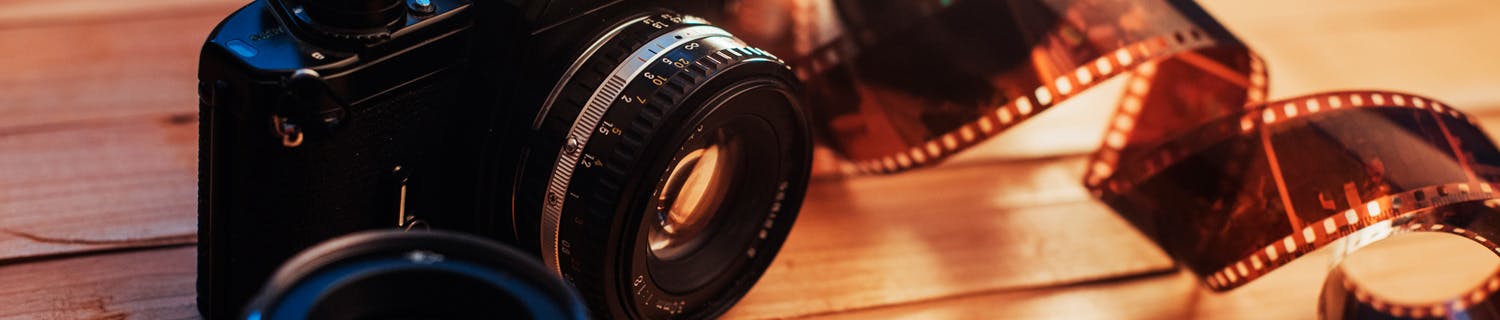 Analog kamera Bilderna tas på långa filmrullar.